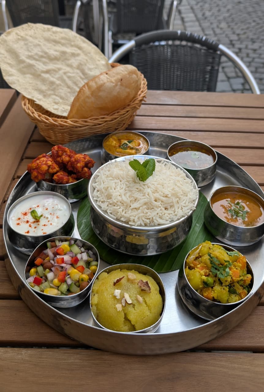 Klassisches Thali im Stahlthali